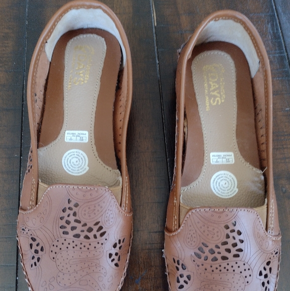 Cklass Women's Brown Leather Flats. - Picture 2 of 5